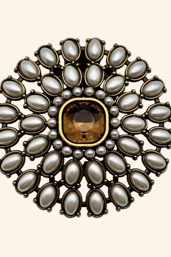 Alternative view of Clip Paon