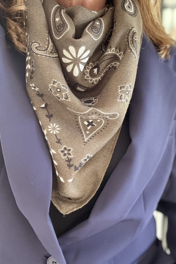 Alternative view of Bandana Kaki