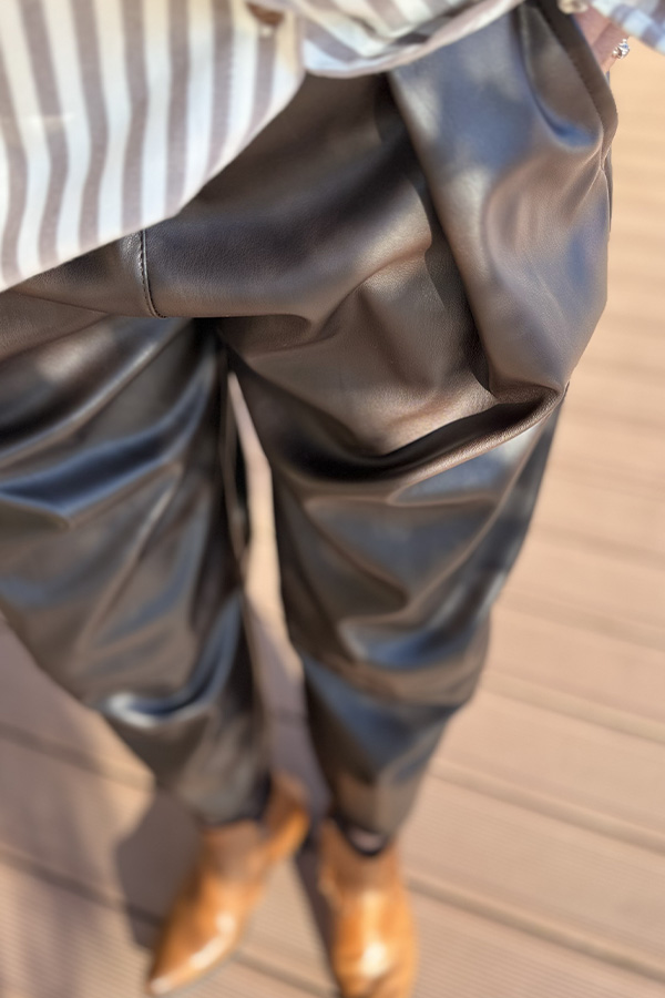 pantalon simili cuir coupe barrel femme